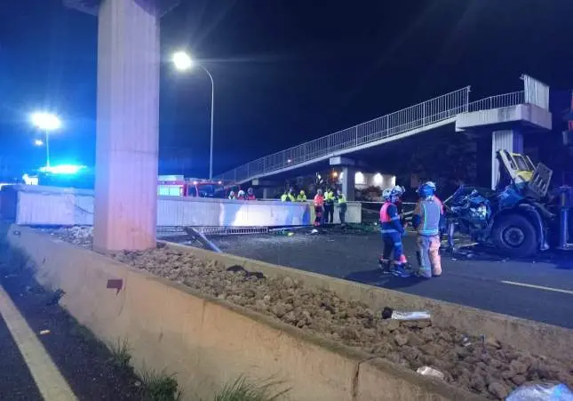 Tres trabajadores caen al vacío al derribar un camión un puente peatonal en obras