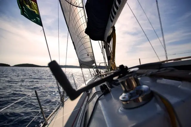 Descubre la libertad al alquilar un barco o un yate en Ibiza