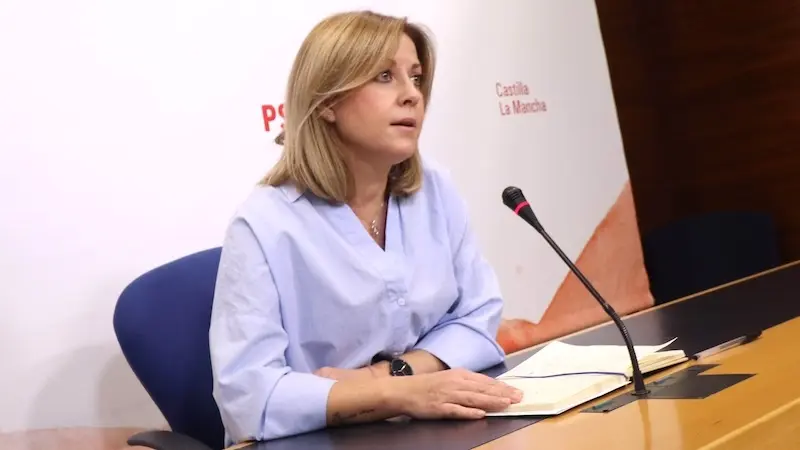 La portavoz del PSOE en las Cortes de Castilla-La Mancha, Ana Isabel Abengózar, durante la rueda de prensa que ha ofrecido en el Parlamento regional