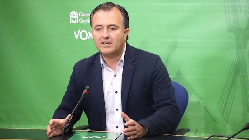 El presidente de Vox en las Cortes de Castilla-La Mancha, David Moreno, en rueda de prensa en el Parlamento regional