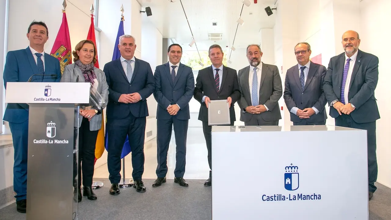 El presidente de Castilla-La Mancha, Emiliano García-Page, ha presidido en Cuenca la firma del convenio de colaboración entre la Junta, la UCLM y las cinco Diputaciones Provinciales para la creación y desarrollo del Máster Universitario en Gestión, Organización y Funcionamiento de las entidades locales