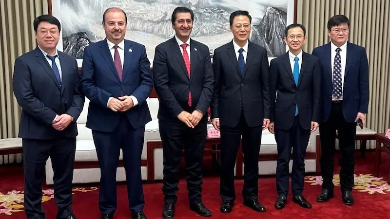 El vicepresidente segundo, José Manuel Caballero, ha mantenido un encuentro con el alcalde de Lu Zhou y ha participado en el acto de bienvenida previo al foro internacional, donde ha sido recibido por el vicegobernador de la provincia de Sichuan, Pubu Dunzhu.