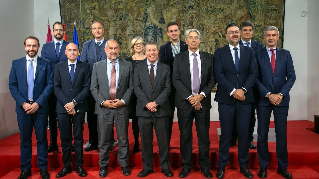 El presidente de Castilla-La Mancha, Emiliano García-Page, ha presidido en Toledo la firma de los convenios de colaboración entre la Junta, la UCLM y la UAH para el desarrollo de microcredenciales universitarias