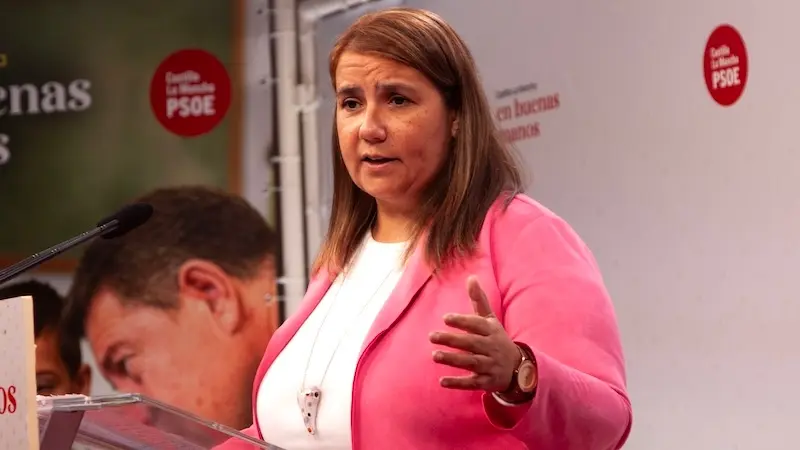 La presidenta de la Ejecutiva provincial del PSOE de Toledo, Tita García Élez, durante la rueda de prensa que ha ofrecido en la sede de los socialistas