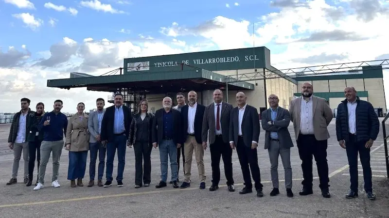 El consejero de Agricultura, Ganadería y Desarrollo Rural, Julián Martínez Lizán, ha visitado la Cooperativa Vinícola de Villarrobledo Bodegas Don Octavio y Bodegas Lozano
