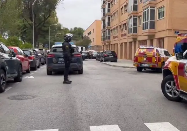 Le caen encima los restos de barrer de los vecinos y lo apuñalan cuando se queja