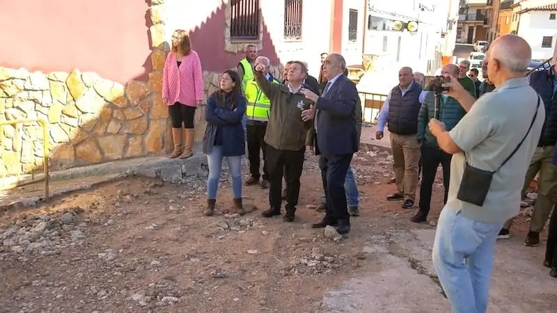 En la imagen de archivo el alcalde de Villel de Mesa (Guadalajara, Pedro Lozano, junto al presidente de Castilla-La Mancha, Emiliano García-Page en la visita que realizó al municipio hace unos días