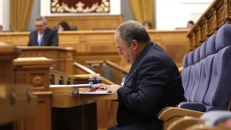 El diputado del PP, Santiago Lucas Torres, y el consejero de Agricultura, Ganadería y Desarrollo Rural, Julián Martínez Lizán, en un momento del Pleno de las Cortes de Castilla-La Mancha
