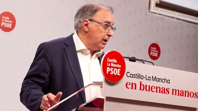 El diputado regional del PSOE, Fernando Mora, durante la rueda de prensa que ha ofrecido en la sede de los socialistas en Toledo
