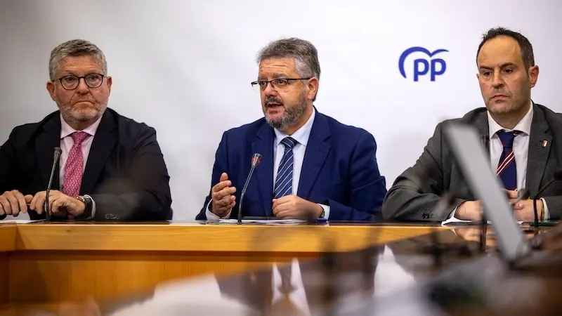 Los diputados regionales del PP, Nacho Redondo, Juan Antonio Moreno y Juan Antonio Martín-Buro, durante la rueda de prensa que han ofrecido en el Parlamento regional