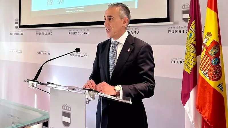 El alcalde de Puertollano (Ciudad Real), Miguel Ángel Ruiz, durante la rueda de prensa que ha ofrecido en el Consistorio