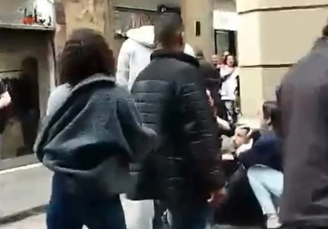 VIDEO. Apuñalado en el cuello en una pelea: un detenido y buscan a más implicados