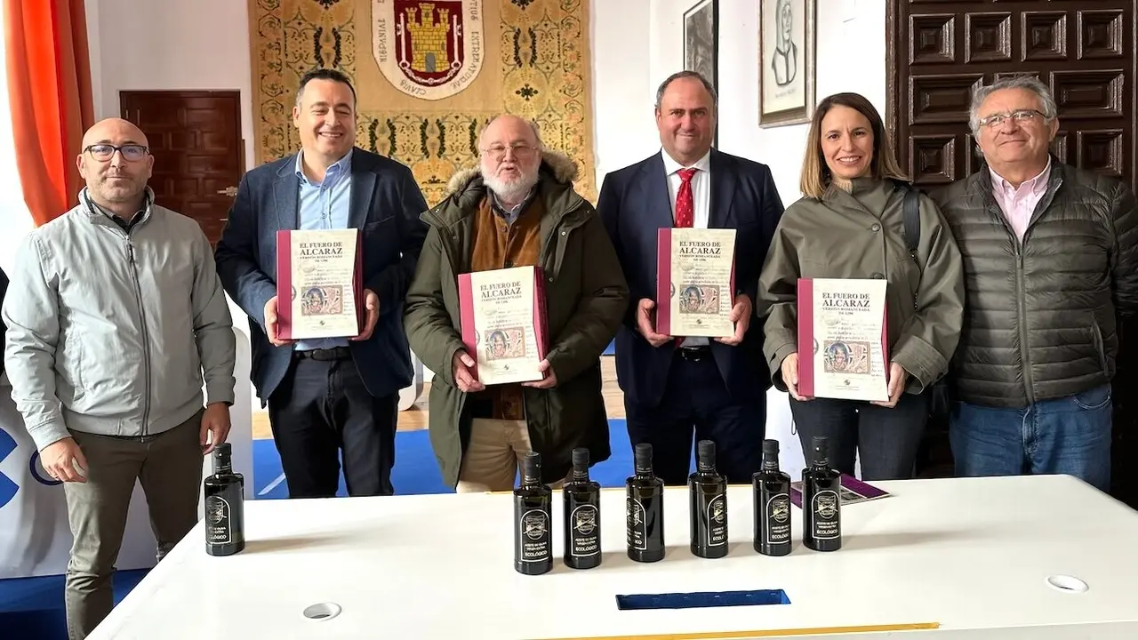 El consejero de Agricultura, Ganadería y Desarrollo Rural, Julián Martínez Lizán, ha participado en el Programa Agropopular de la Cadena Cope, con César Lumbreras, emitido desde el Salón de Plenos del Ayuntamiento de Alcaraz (Albacete)
