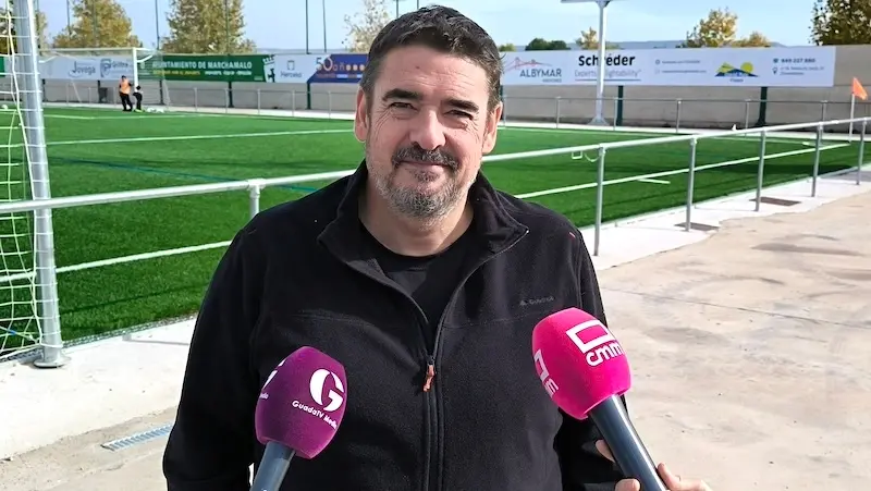 El secretario de Organización del PSOE de Guadalajara, Rafael Esteban, atendiendo a los medios de comunicación este sábado