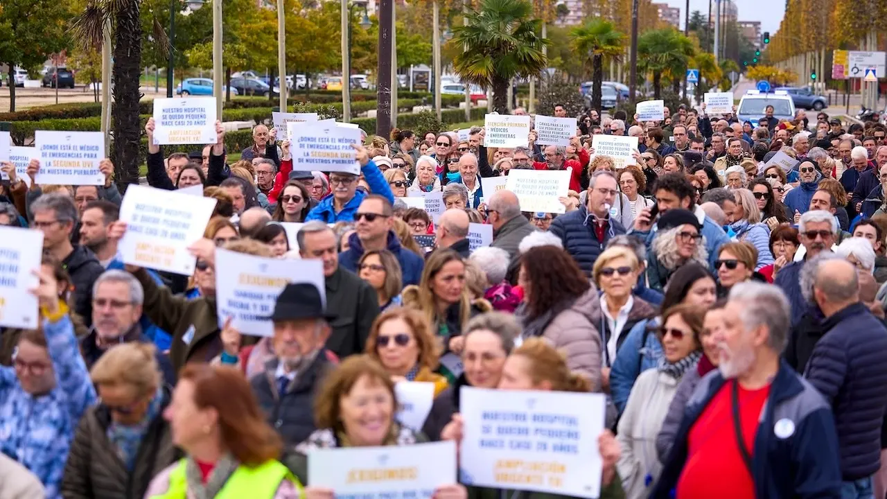 La manifestación en favor de la Sanidad Pública en Talavera de la Reina (Toledo) convocada por el colectivo Mesa por la Recuperación de Talavera y las asociaciones S.O.S. Talavera y La Revuelta de la España Vaciada, ha contado con la participación de entre 500 y 600 personas - EFE/Manu Reino