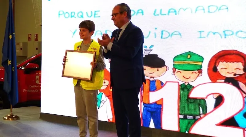 La Junta convoca la XIII edición del concurso de dibujo escolar del 112 Castilla-La Mancha. En la imagen de archivo el consejero hace entrega del diploma al ganador de la anterior edición