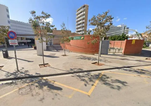 Apalean a un chico ante una comisaría y agreden a los agentes al ir a detenerlos