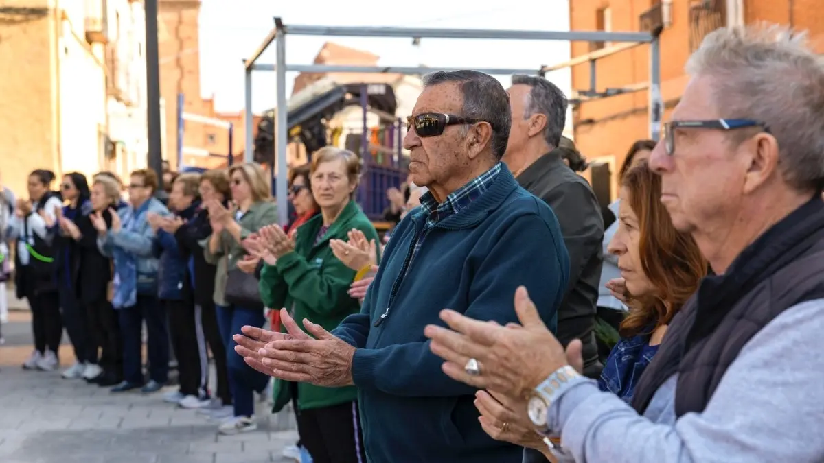 Los vecinos guardan un minuto de silencio en la plaza del ayuntamiento de Pantoja (Toledo) este lunes tras la muerte violenta de dos de sus vecinos, un hombre y su esposa, de 45 años - EFE/Ángeles Visdómine