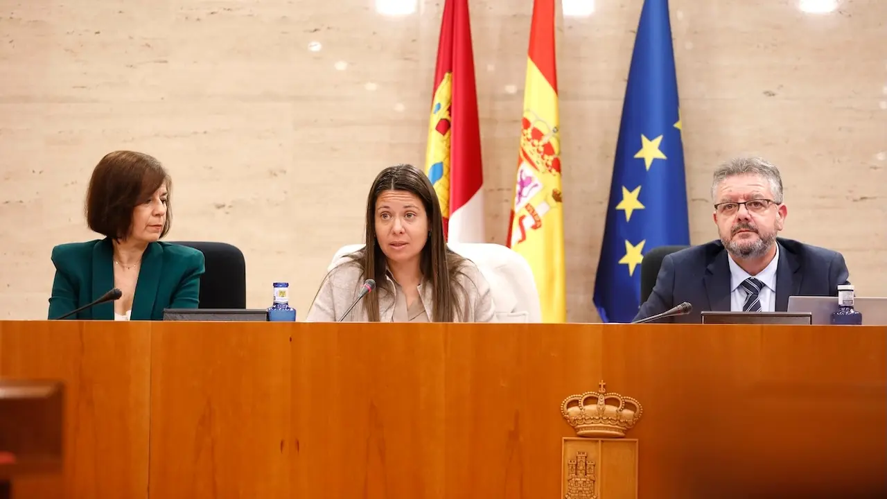 La consejera de Bienestar Social, Bárbara García Torijano (c), comparece en la Comisión de Economía y Presupuestos de las Cortes de Castilla-La Mancha, para detallar el presupuesto de su Consejería para 2025