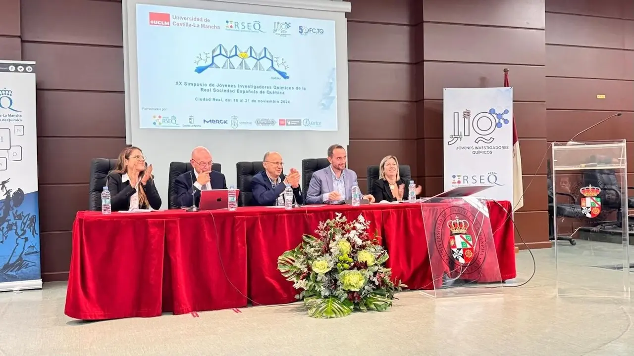 El director general de Universidades, Investigación e Innovación, José Antonio Castro (2ºdcha), durante la inauguración de la 20ª edición del Congreso de los Jóvenes Químicos Españoles