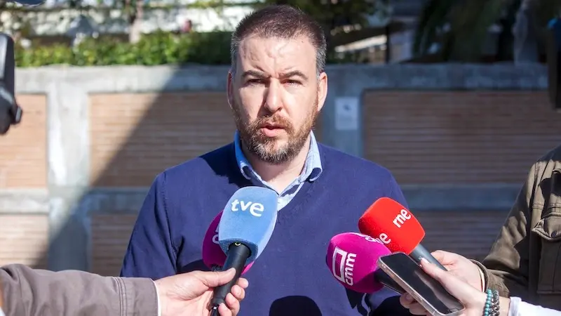 El diputado del PSOE en las Cortes de Castilla-La Mancha, Antonio Sánchez Requena, atendiendo a los medios estes martes en Toledo