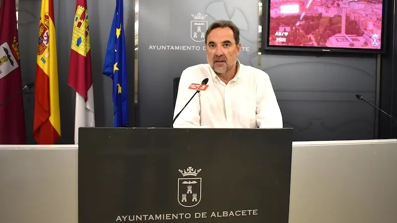 El concejal del PSOE en el Ayuntamiento de Albacete, Jacinto Navarro, en rueda de prensa en el Consistorio