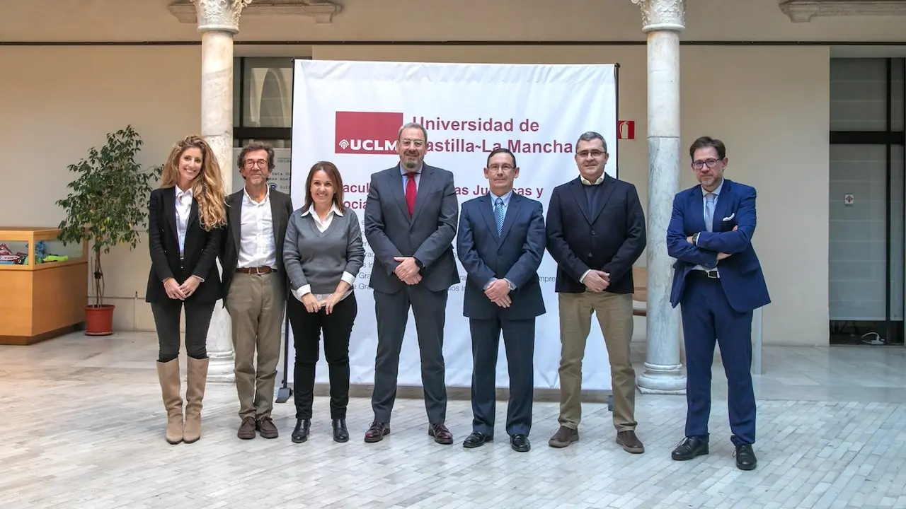 El viceconsejero de Administración Local y Coordinación Administrativa, Eusebio Robles, ha inaugurado la jornada de presentación del Máster de Formación Permanente en Gestión, Organización y Funcionamiento de las Entidades Locales, en la Facultad de Ciencias Jurídicas y Sociales de Toledo