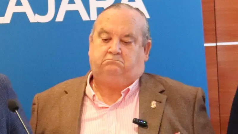 El alcalde de El Casar (Guadalajara), José Luis González Lamola, durante la rueda de prensa que ha ofrecido