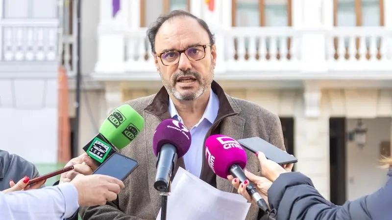 El concejal de Igualdad del Ayuntamiento de Guadalajara, Roberto Narro, atendiendo a los medios de comunicación
