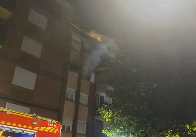 Un incendio quema un piso: 17 heridos, vecinos evacuados y edificio precintado