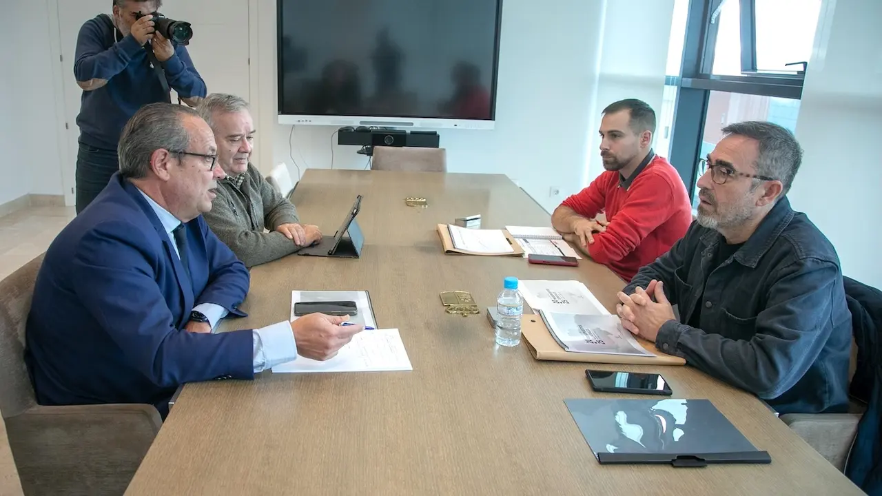 El consejero de Hacienda, Administraciones Públicas y Transformación Digital, Juan Alfonso Ruiz Molina, se ha reunido con el secretario general de CCOO Castilla-La Mancha, Paco de la Rosa, para informarle de los presupuestos para 2025