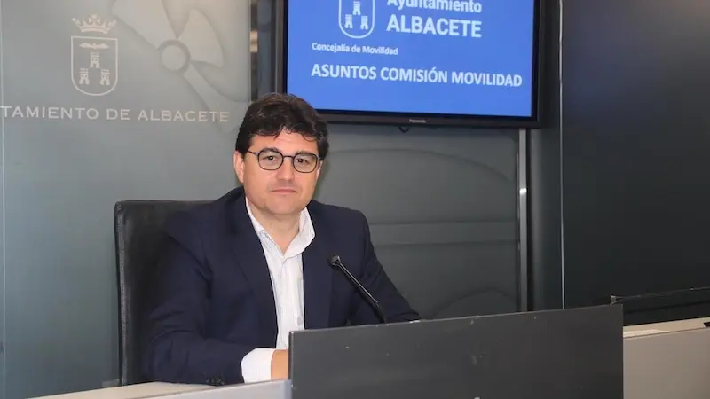 El concejal de Movilidad del Ayuntamiento de Albacete, Francisco Navarro, durante la rueda de prensa que ha ofrecido