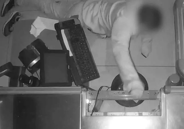 VIDEO. Un ladrón con pocas luces: borra las huellas, pero no se ha tapado la cara