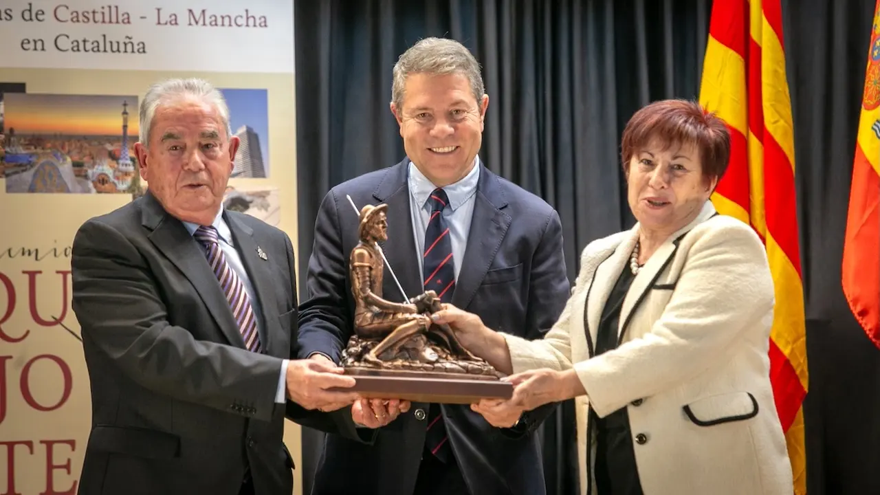 El presidente de Castilla-La Mancha, Emiliano García-Page, ha visitado la Casa de Cuenca en Barcelona donde ha recibido el Premio ‘Quijote, Sancho y Dulcinea 2024’ que le otorga la Federación de Comunidades Originarias de Castilla-La Mancha en Cataluña