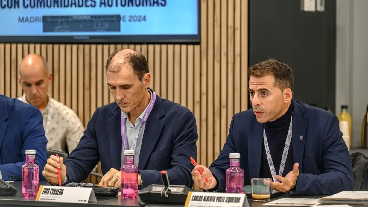 El director general de Juventud y Deportes de Castilla-La Mancha, Carlos Yuste (d), durante su intervención en la jornada