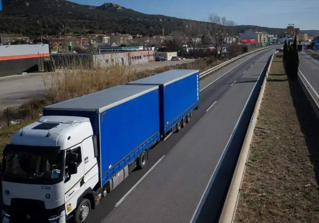 Muere una mujer tras ser arrollada por un camión de gran tonelaje en una travesía
