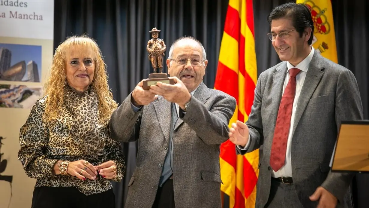El vicepresidente segundo de Castilla-La Mancha, José Manuel Caballero (d), este fin de semana en la entrega de premios de la Federación de Comunidades Originarias de Castilla-La Mancha en Cataluña