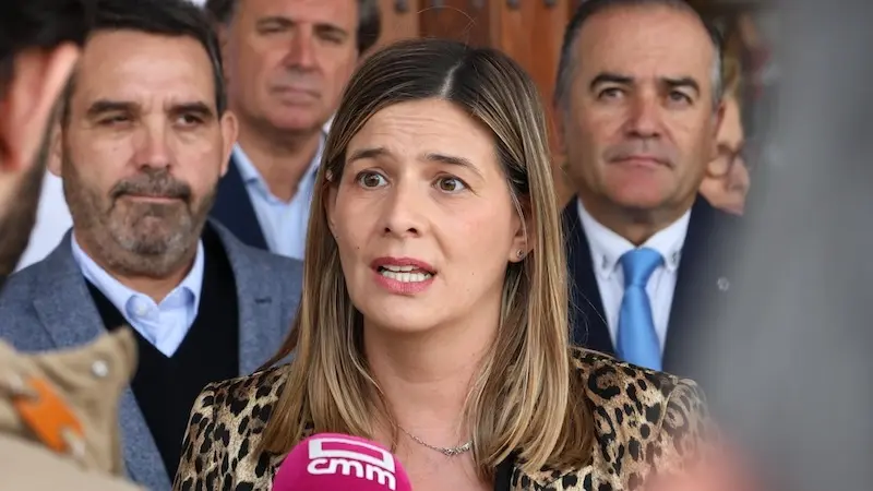 La secretaria general y portavoz parlamentaria del PP de Castilla-La Mancha, Carolina Agudo, atendiendo a los medios de comunicación este sábado en Toledo