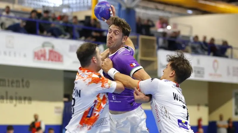 La fe da un punto de oro al Impulse Guadalajara ante el Ademar León (28-28)