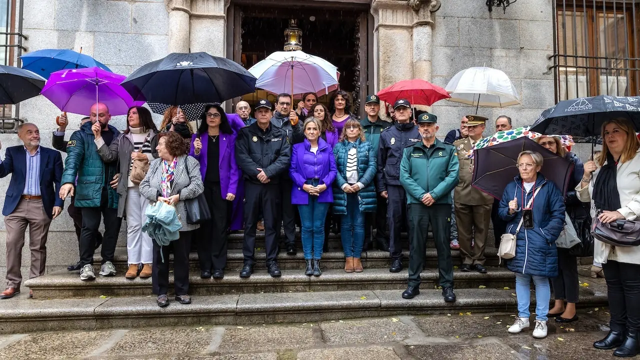 La delegada del Gobierno en Castilla-La Mancha, Milagros Tolón, ha participado en el minuto de silencio convocado por la Delegación con motivo del Día Internacional para la Eliminación de la Violencia contra las Mujeres, en memoria de las mujeres fallecidas víctimas de violencia de género - EFE/Ángeles Visdómine