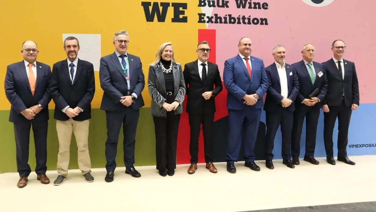 El consejero de Agricultura, Ganadería y Desarrollo Rural del Gobierno de Castilla-La Mancha, Julián Martínez Lizán, ha participado en la inauguración de la 16 de World Bulk Wine Exhibición, la mayor feria de vino a granel en Europa