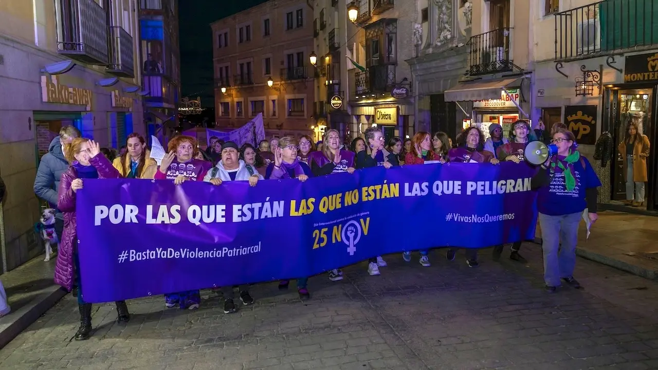 Manifestación convocada por la Plataforma 8M Toledo con motivo del Día Internacional de la Eliminación de la Violencia contra la Mujer (25N) - EFE/Ángeles Visdómine