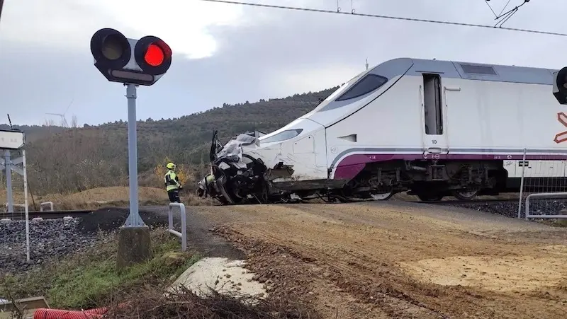 Imagen de archivo de un accidente de tráfico en un paso a nivel con un turismo y un tren implicados