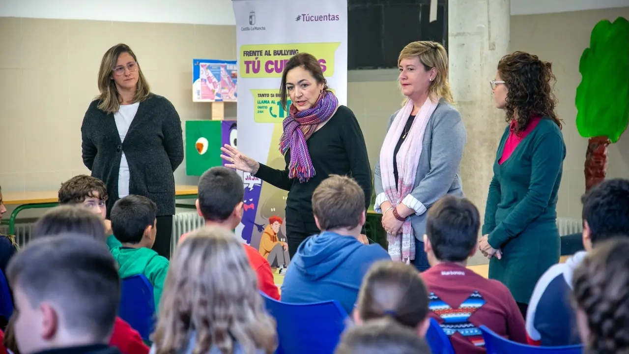 La directora general de Infancia y Familia, Inmaculada Tello y la directora general de Inclusión Educativa, Marian Marchante, ha presentado la campaña #TÚCUENTAS frente al Bullying, de prevención e intervención en acoso escolar y ciberacoso, en el hall del CEIP ‘Europa'