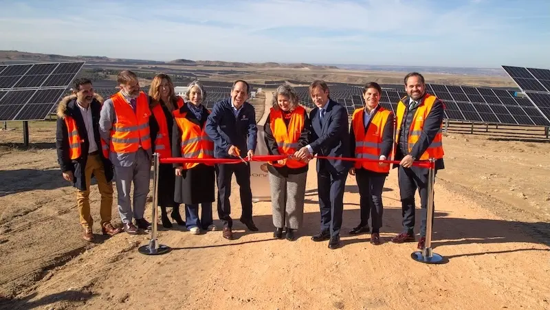 La consejera de Desarrollo Sostenible de Castilla-La Mancha, Mercedes Gómez, ha inaugurado las plantas fotovoltaicas Betierra I, II, y III de la empresa Sonnedix, en el término municipal de Belinchón (Cuenca)
