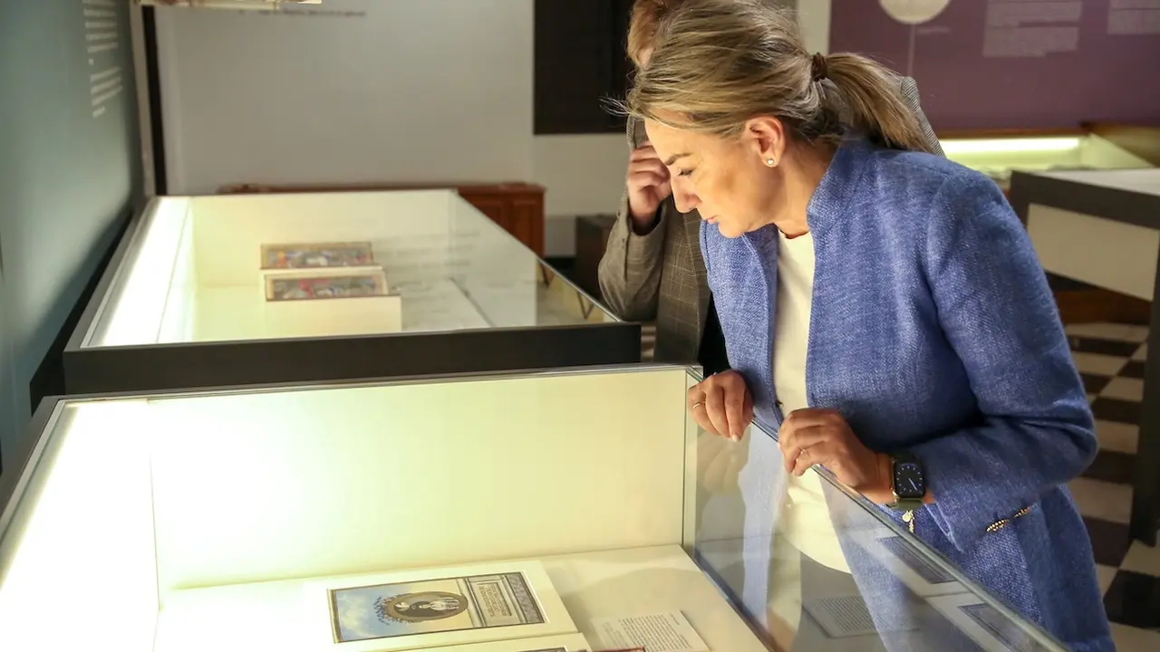 Milagros Tolón anima a visitar la exposición “Imago Regis”, con documentos que son “joyas de nuestro patrimonio” por su alto valor histórico y artístico