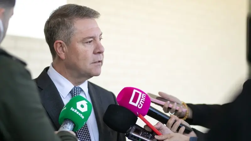 El presidente de Castilla-La Mancha, Emiliano García-Page, atendiendo a los medios de comunicación este jueves en Escalona (Toledo)