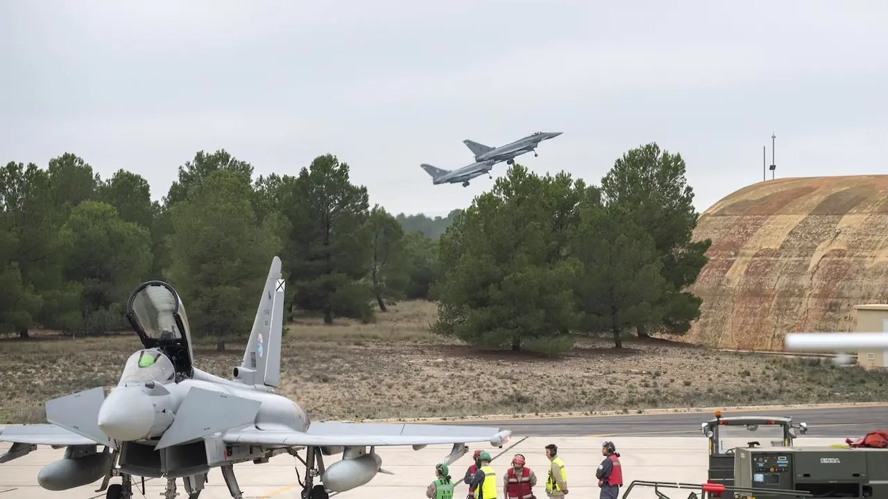 Despegue de algunos de los seis cazas Eurofighter C.16 desde el Ala 14, en Albacete, hasta Rumanía, donde participarán en una misión de defensa del espacio aéreo europeo a las puertas de Ucrania y el Mar Negro - EP/Víctor Fernández