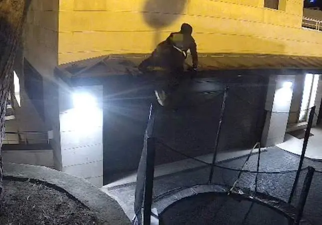 VIDEO. Así están asaltando con fuerza y desvalijando viviendas mientras duermes