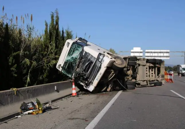 Chocan con un camión, paran en el arcén y mueren al ser arrollados por un tráiler
